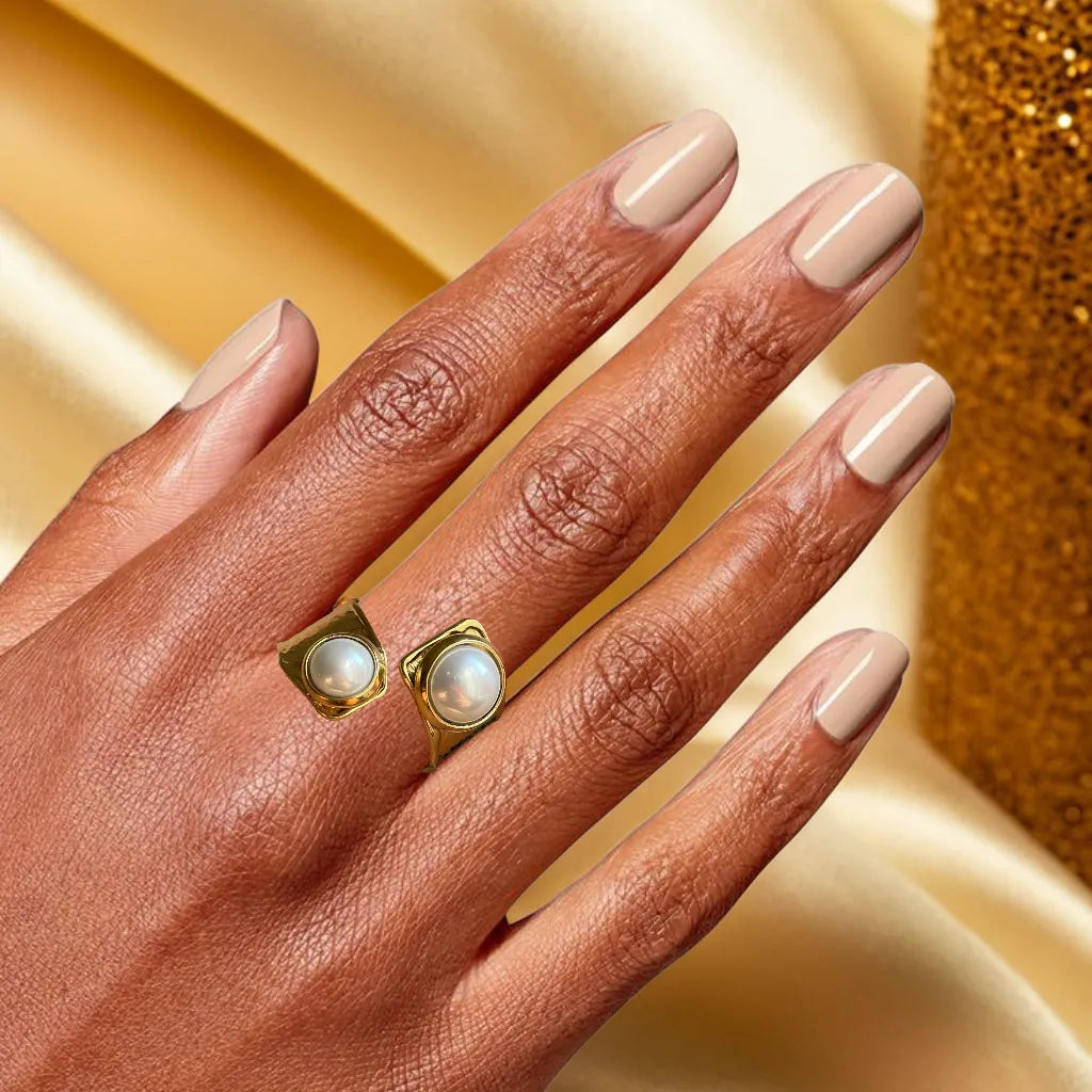 “Bague Double Perle Éclatante – 18k gold plated women’s ring front view”
“Adjustable gold plated chunky pearl ring – side angle”
“Double pearl women’s gold ring – flat lay on fabric”
“Bague Double Perle Éclatante – elegant adjustable gold plated ring on hand”
