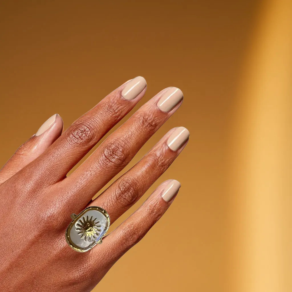 Sun-inspired gold ring for women – front view
Transparent sun motif ring with radiant finish
Adjustable 18k gold plated celestial ring
Anneau doré motif soleil – bijou lumineux et raffiné