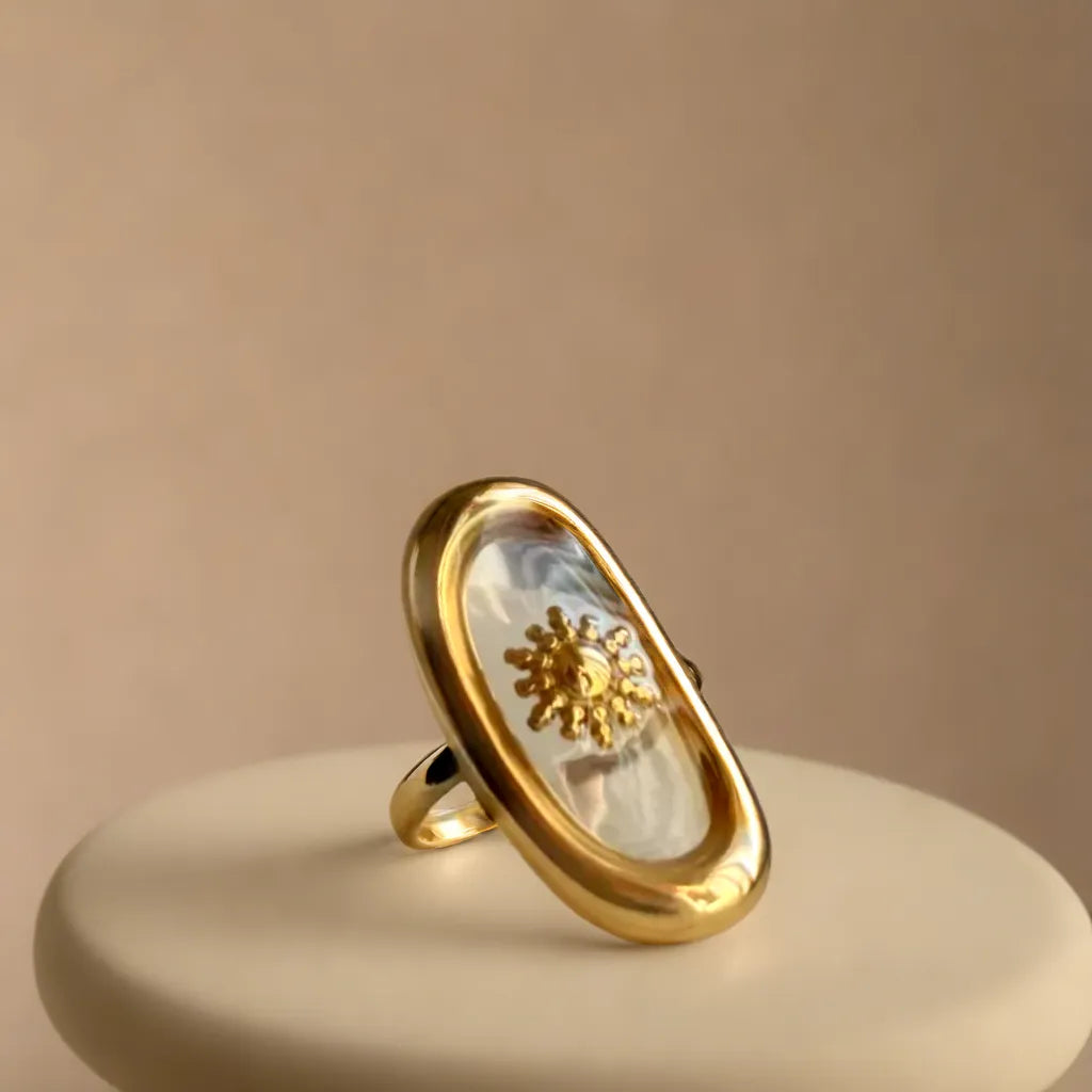Oval sun gold ring for women – close-up view
Transparent detail celestial ring in gold
Adjustable 18k gold-plated oval sun ring
Anneau doré inspiré du soleil – design élégant et lumineux