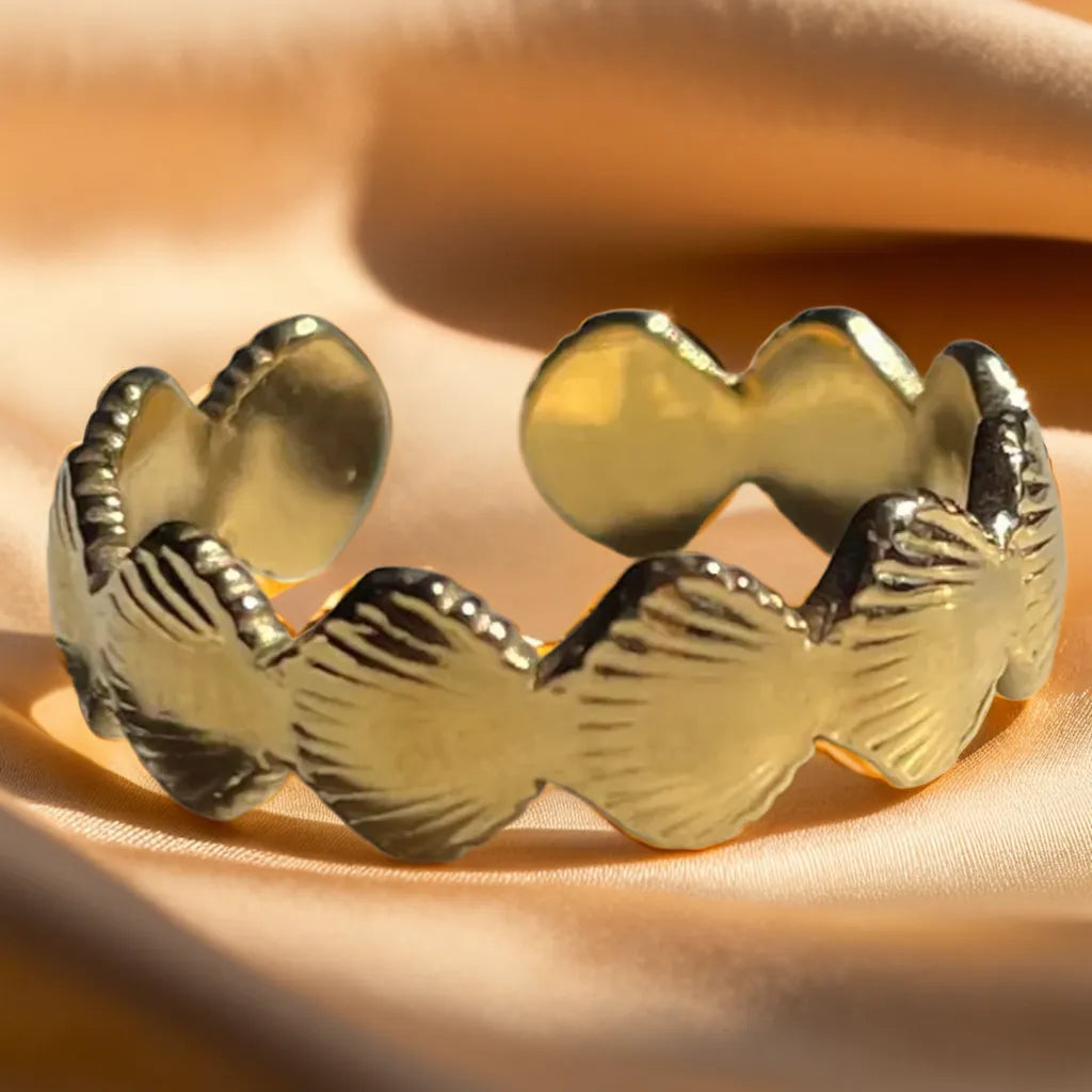 women gold ring – Bague Coquillages Dorés front view
gold plated ring for women – tiny seashell design close-up
gold ring for woman – 18k plated seashell ring on model hand