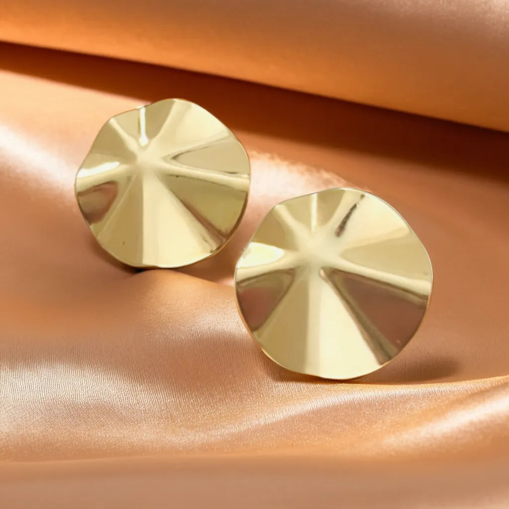 Éclat Solaire – Gold Earrings for Women | Radiance Noire
Add a golden glow with Éclat Solaire—boho-chic gold earrings for women. Lightweight, radiant, and timeless. Shop now and shine your light.
Round gold earrings for women (22x22mm) displayed on soft fabric
Boho-inspired gold earrings with delicate circular design and push-back closure
Model wearing Éclat Solaire gold earrings with sunlit hair and natural makeup