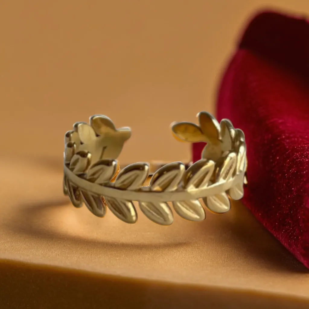 Woman Gold Ring with Leaf Design – Anneau Sylvestre Doré
Delicate leaf gold ring for women, plated in 18K gold. Adjustable and nature-inspired, this botanical beauty adds effortless elegance to any look.
Gold plated leaf ring – woman gold ring close-up
Leaf design ring in 18K gold – gold ring for woman botanical style
Hand wearing leaf-inspired gold ring – elegant nature jewelry
Adjustable gold plated ring with foliage details – minimalist women’s ring