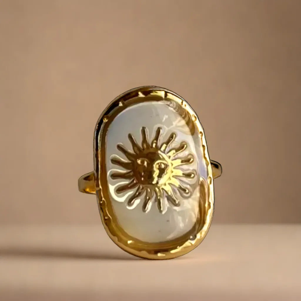 Sun-inspired gold ring for women – front view
Transparent sun motif ring with radiant finish
Adjustable 18k gold plated celestial ring
Anneau doré motif soleil – bijou lumineux et raffiné