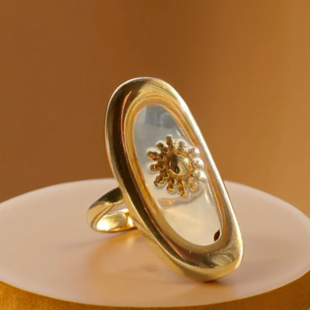 Oval sun gold ring for women – close-up view
Transparent detail celestial ring in gold
Adjustable 18k gold-plated oval sun ring
Anneau doré inspiré du soleil – design élégant et lumineux