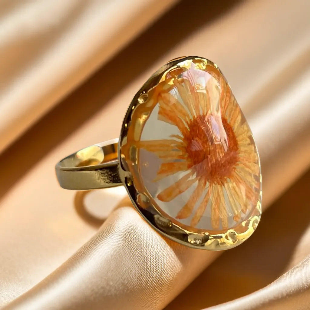 “Bague Fleur d’Orange Pressée – women’s gold plated ring with real flower, front view”
“Gold plated ring for women with orange pressed flower – side profile”
“Adjustable 18k gold plated flower ring – flat lay on neutral background”
“Unique women’s gold ring with orange pressed flower – lifestyle hand shot”