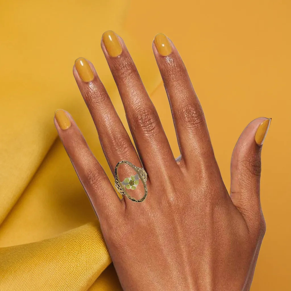Woman Gold Ring with Green Pressed Flower – Bague Fleur Verte Éternelle
Discover a woman gold ring with real green flower preserved in 18K gold plating. Romantic, adjustable, and perfect for elegant nature lovers.
Gold plated ring with green pressed flower – woman gold ring top view
Side angle of gold ring with real flower – botanical gold plated ring
Hand wearing floral gold ring – gold ring for woman nature-inspired
Adjustable band detail of gold ring – delicate and romantic women’s ring