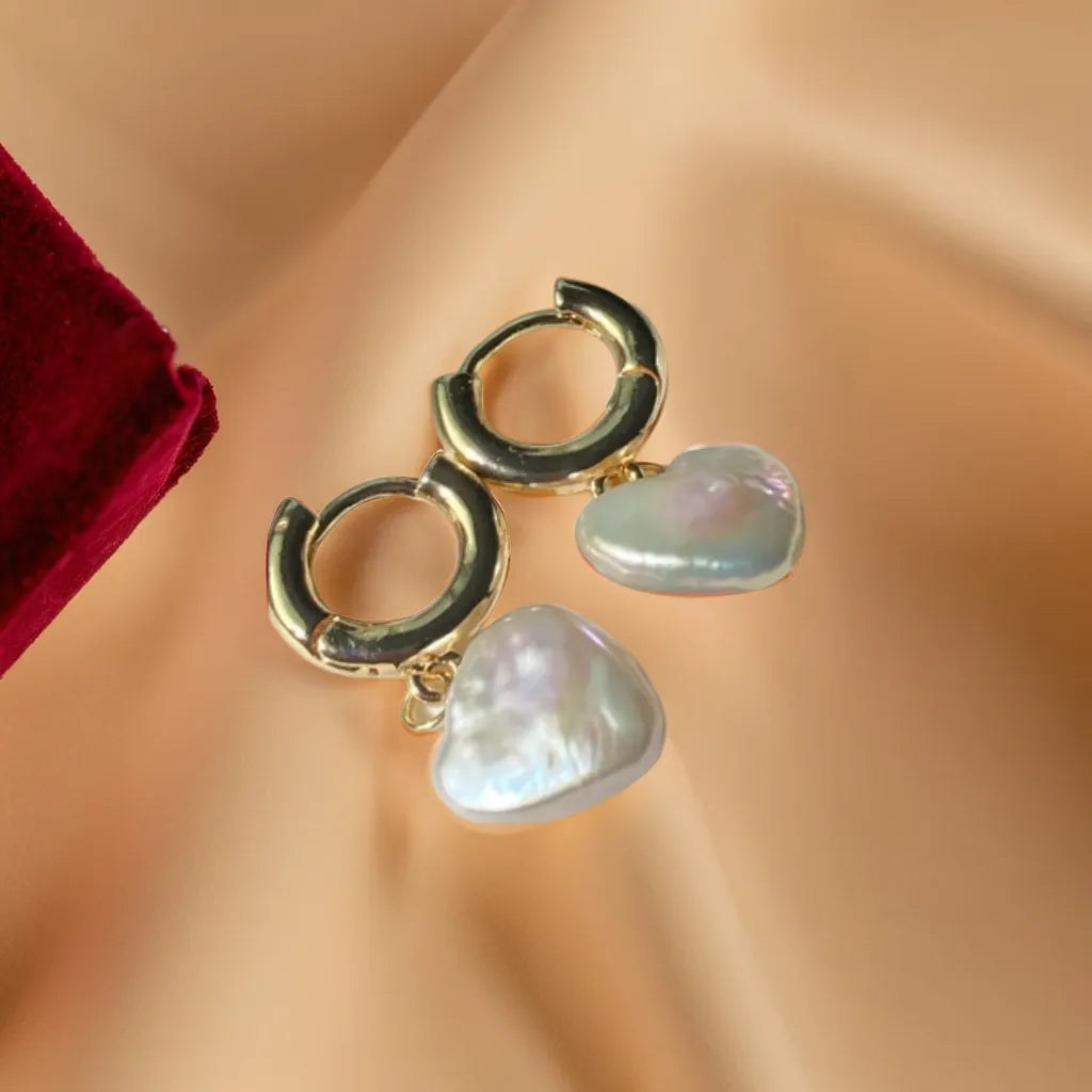 Perle d’Amour – Pearl Shell Drop Earrings | Radiance Noire
Perle d’Amour – Art Deco pearl earrings with gold shell accents. Elegant and timeless drop earrings for women. Lightweight and water-resistant.
Art Deco pearl drop earrings – Perle d’Amour gold finish
women’s shell and pearl earrings – 30mm dangle style
elegant pearl earrings – vintage-inspired gold jewelry