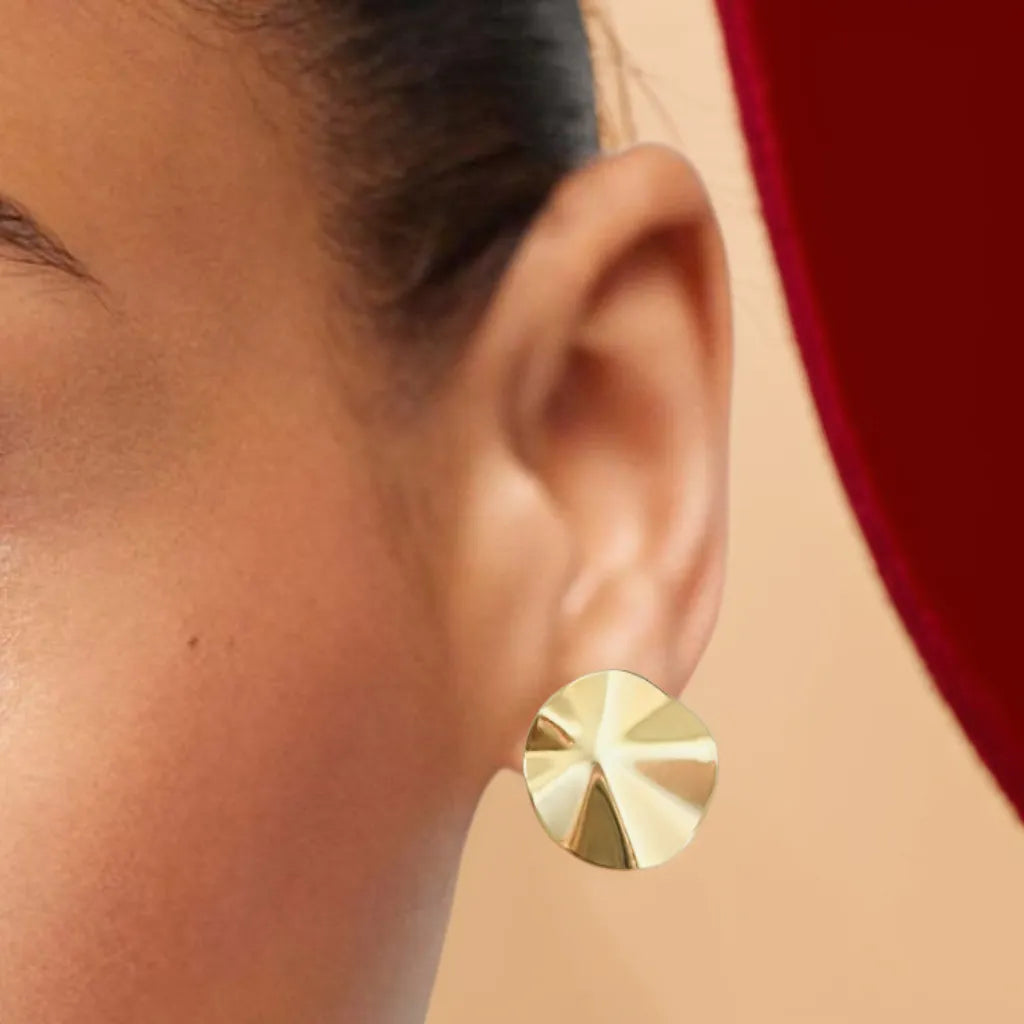 Éclat Solaire – Gold Earrings for Women | Radiance Noire
Add a golden glow with Éclat Solaire—boho-chic gold earrings for women. Lightweight, radiant, and timeless. Shop now and shine your light.
Round gold earrings for women (22x22mm) displayed on soft fabric
Boho-inspired gold earrings with delicate circular design and push-back closure
Model wearing Éclat Solaire gold earrings with sunlit hair and natural makeup
