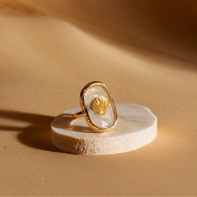 Close-up of women gold ring with hammered seashell design – Éclat Océan Doré
Side angle showcasing adjustable gold band ring for women with 18k plating
Lifestyle image of women gold ring with seashell motif, worn with casual outfit
Detailed shot of gold bands for women with ocean-inspired texture