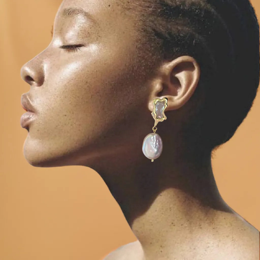 Women pearl earrings – baroque drop design close-up
Gold earrings with freshwater pearls – organic silhouette
Boucles Perles Baroques – styled on model
Elegant earrings for woman – wedding or everyday look