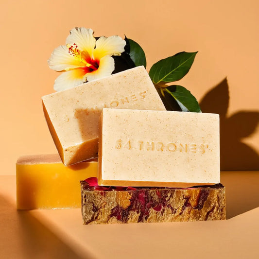 Natural Exfoliation – AHAs from hibiscus encourage cell renewal
Brightens & Smooths – evens skin tone and improves texture
Fights Free Radicals – antioxidant-rich formula supports healthy skin
Cultural Elegance – honors the Duafe symbol for inner and outer beauty