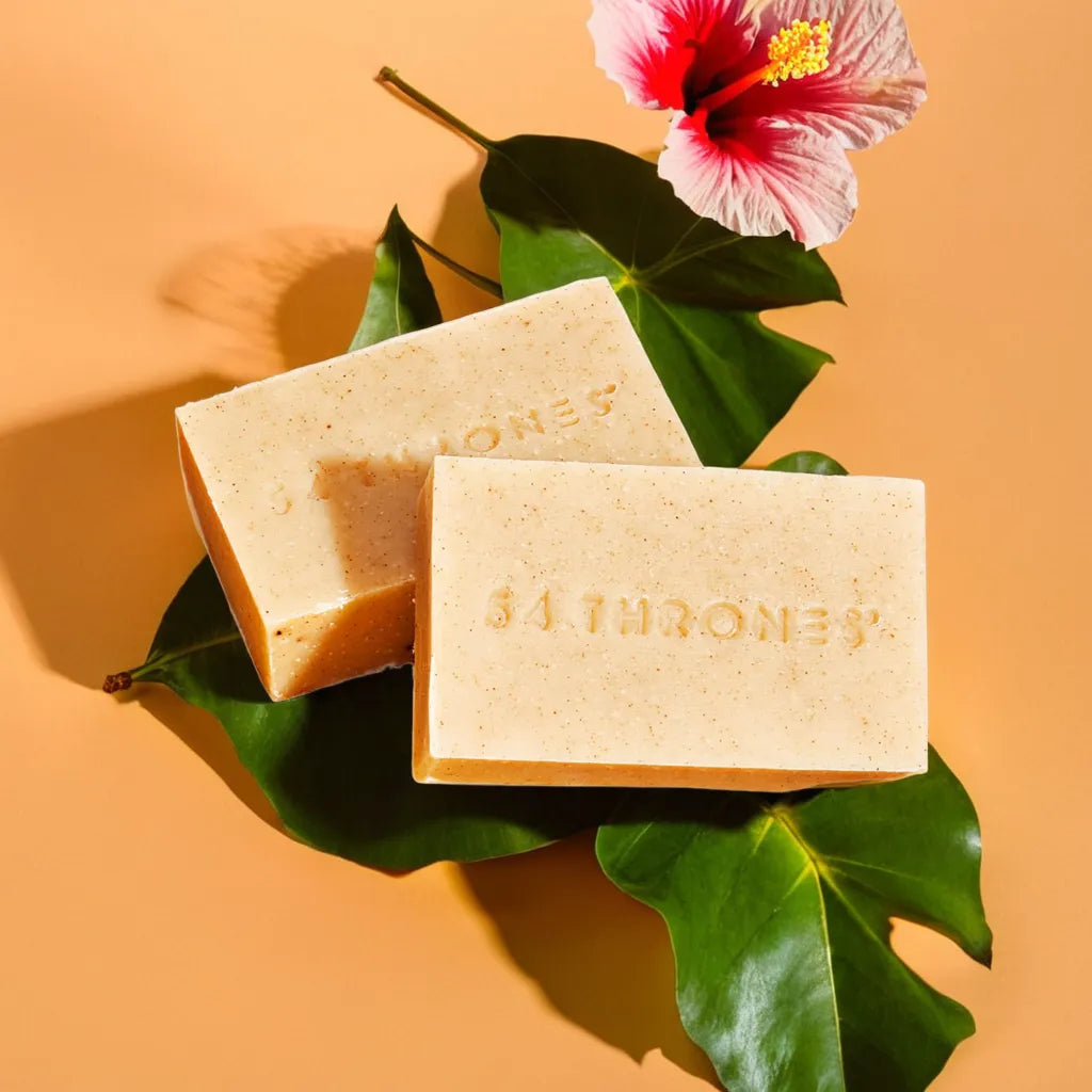 Natural Exfoliation – AHAs from hibiscus encourage cell renewal
Brightens & Smooths – evens skin tone and improves texture
Fights Free Radicals – antioxidant-rich formula supports healthy skin
Cultural Elegance – honors the Duafe symbol for inner and outer beauty