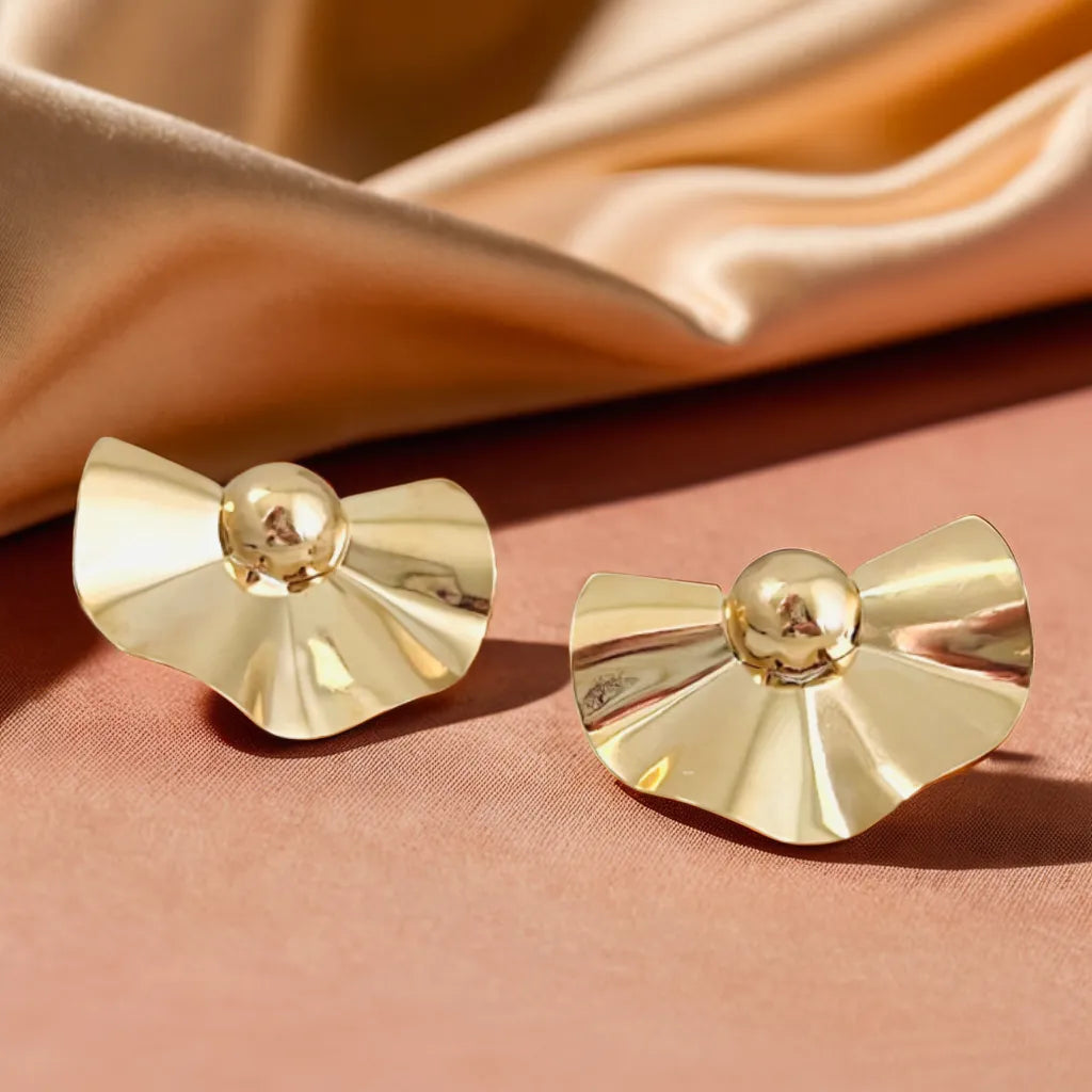 Éventail d’Or – Gold Earrings for Women | Fan Shape, Hammered Finish

Add Parisian elegance with Éventail d’Or—fan-shaped gold earrings for women. Hammered, lightweight, and radiant. Shop now for timeless sophistication.

Fan-shaped gold earrings for women (20x31.2mm) with hammered finish on neutral backdrop
Close-up of Éventail d’Or earrings showing radiant texture and sculpted design
Model wearing fan-shaped gold earrings with minimalist black dress

