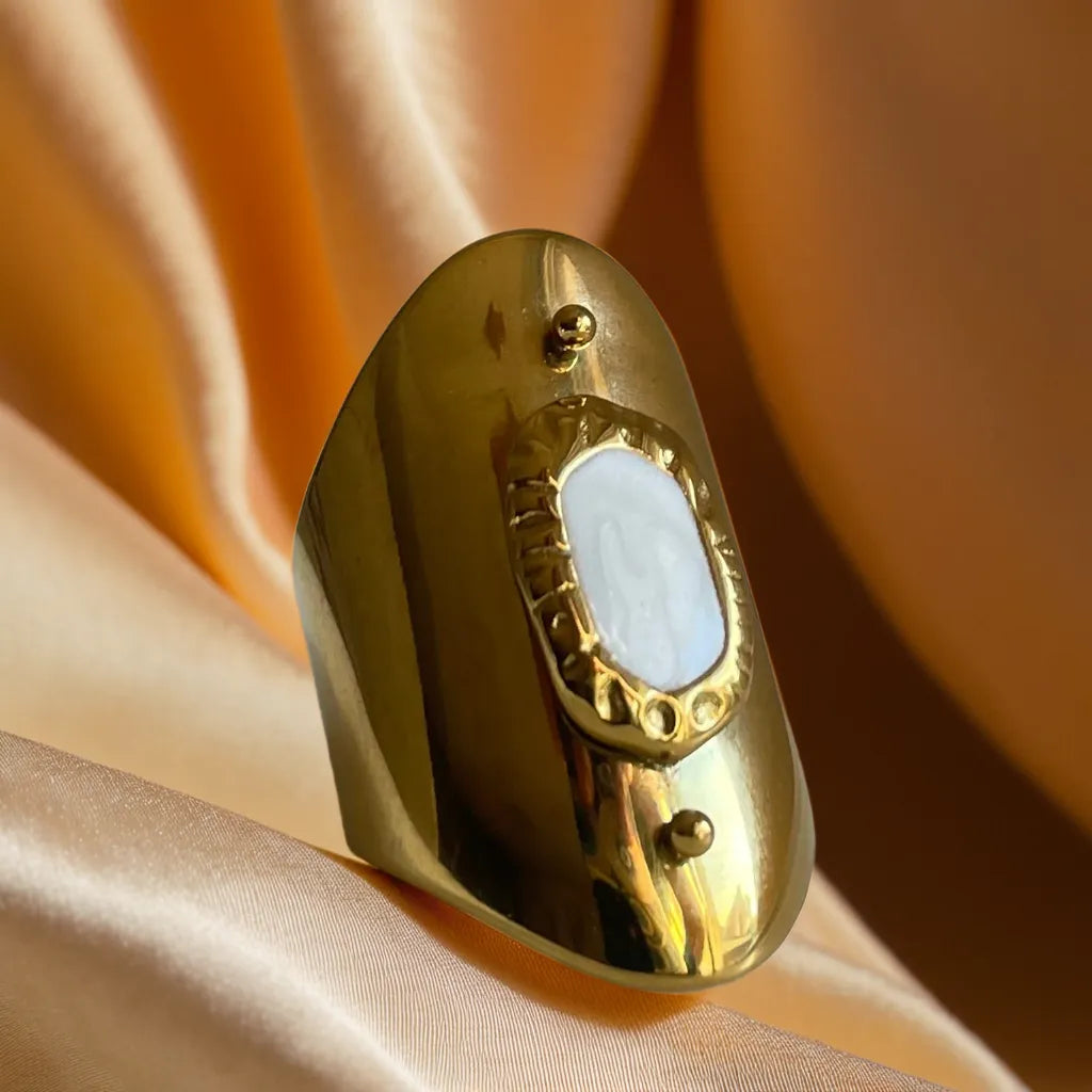 “Bague Oracle – chunky 18k gold plated women’s ring front view”

“Chunky women’s gold plated ring size 7-8 – side profile”

“Gold plated ring for women – bold chunky design flat lay”

“Bague Oracle chunky ring in 18k gold plating – worn on hand”