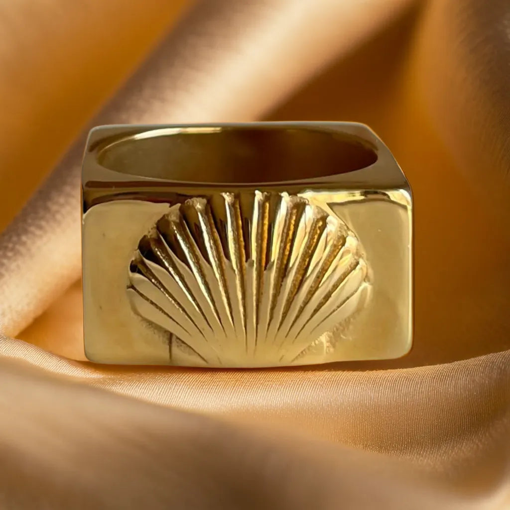 “Mermaid’s Window Ring – 18k gold plated women’s ring size 7 & 8”
“Gold plated ring for women – close-up of Mermaid’s Window design”
“Women’s gold ring – ocean inspired design on hand”
“18k gold plated ring – elegant light reflection detail”