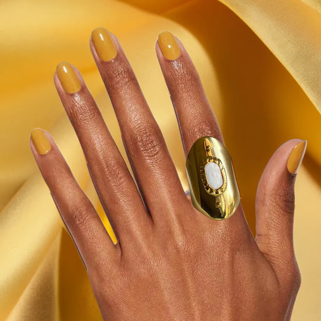 “Bague Oracle – chunky 18k gold plated women’s ring front view”

“Chunky women’s gold plated ring size 7-8 – side profile”

“Gold plated ring for women – bold chunky design flat lay”

“Bague Oracle chunky ring in 18k gold plating – worn on hand”