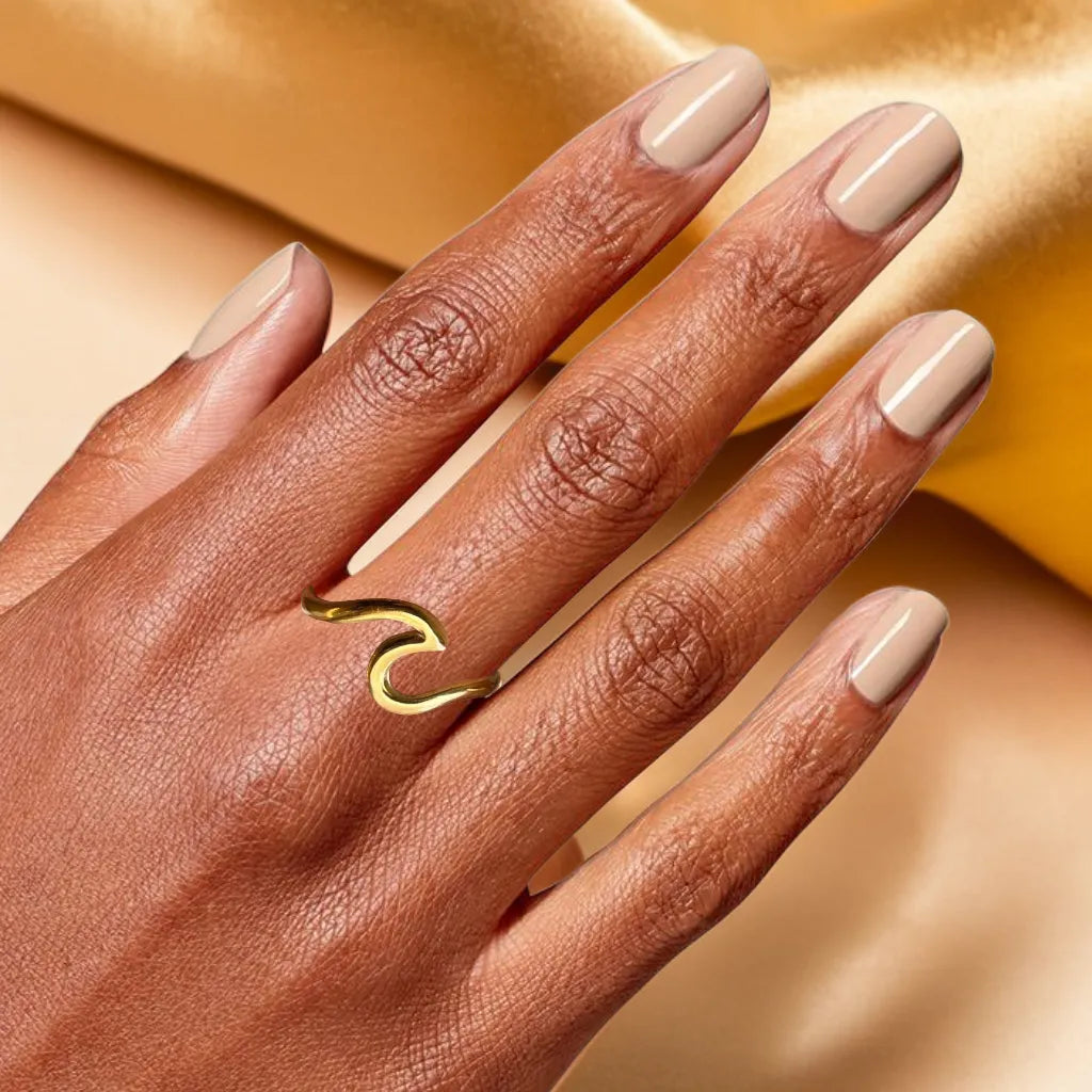 women gold ring – Bague Vague Dorée front view

gold plated ring for women – adjustable wave design close-up

gold ring for woman – 18k plated wave ring on model hand