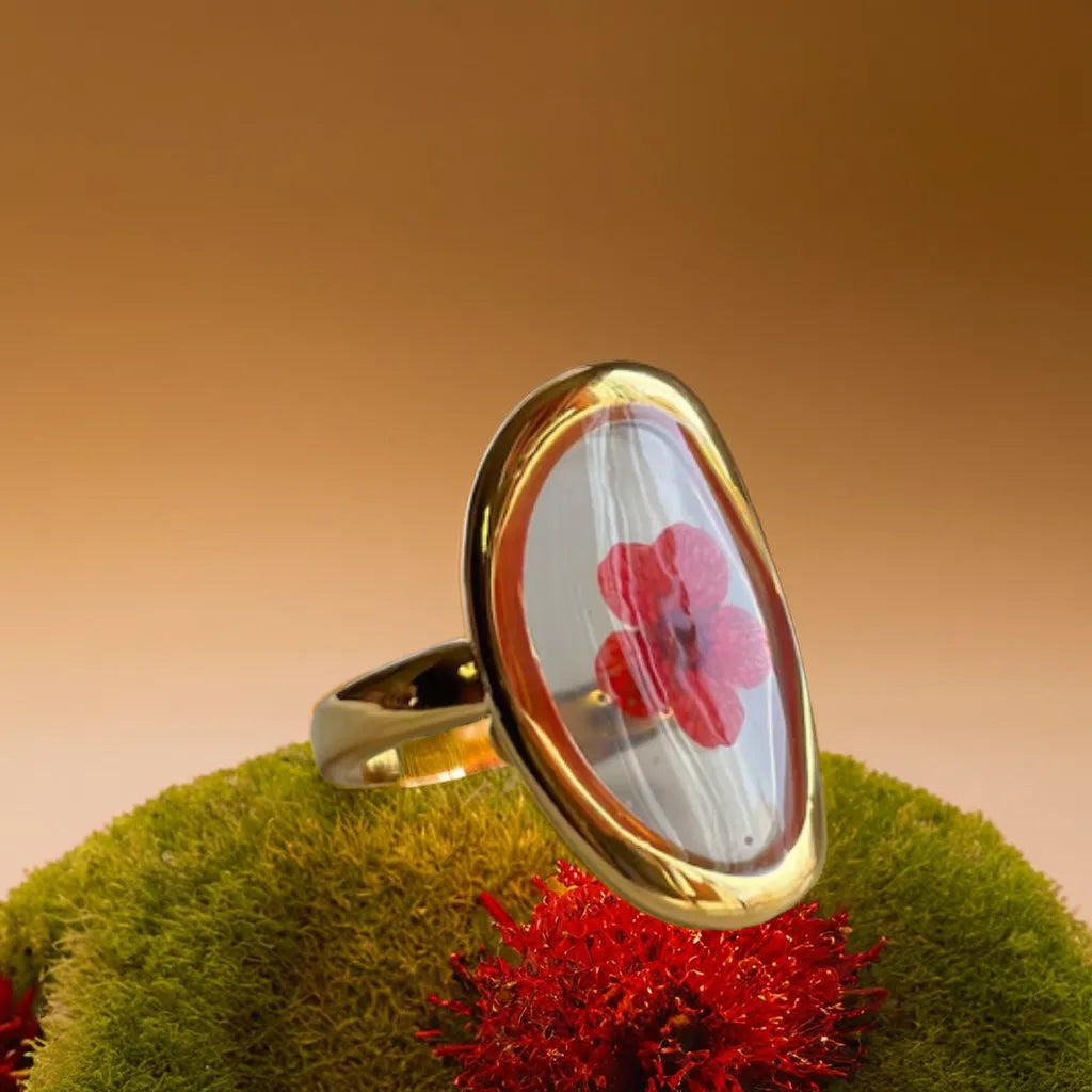 Woman Gold Ring with Pressed Flower | Bague Jardin Enchanté

Gold plated woman’s ring with real pink flower. Adjustable fit. Elegant botanical jewelry inspired by French gardens.

Woman gold ring with pressed pink flower – front angle
Gold plated botanical ring for woman – close-up of floral design
Adjustable gold ring with real flower – side profile
Bague Jardin Enchanté – romantic gold ring styled on hand