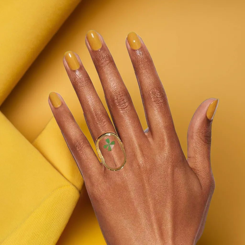 Women gold ring with four leaf clover – close detail
Adjustable 18k gold plated ring – lucky charm jewelry
Bague Quatre Feuilles Élégante – styled on hand
Gold ring for woman – delicate clover design