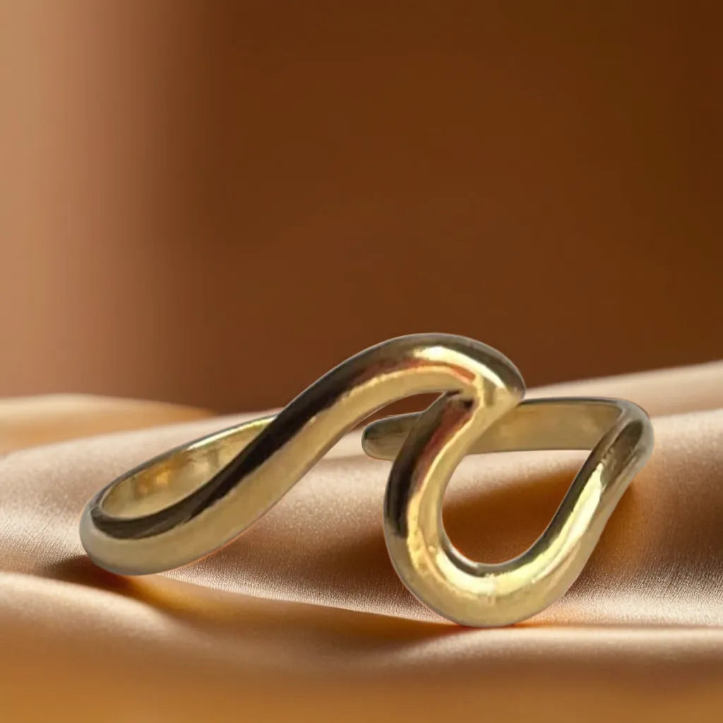 women gold ring – Bague Vague Dorée front view

gold plated ring for women – adjustable wave design close-up

gold ring for woman – 18k plated wave ring on model hand