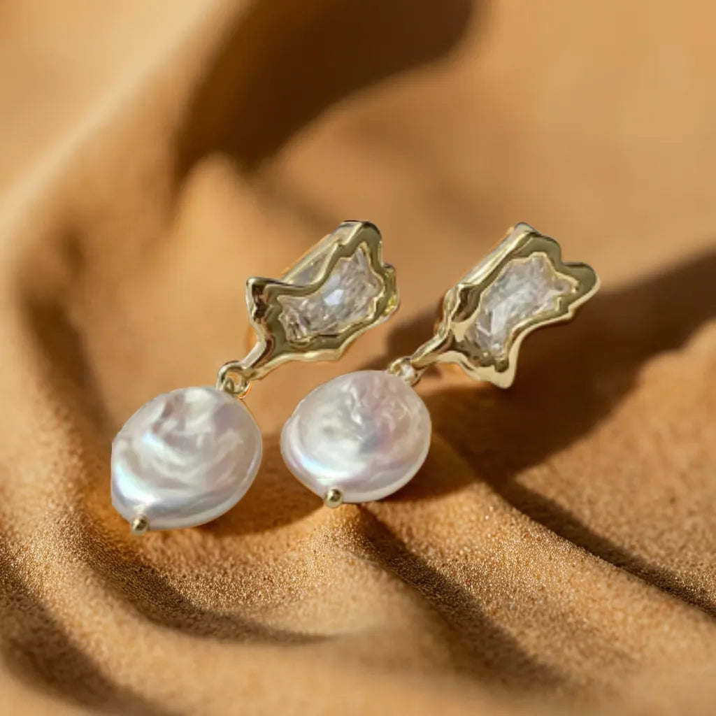 Women pearl earrings – baroque drop design close-up
Gold earrings with freshwater pearls – organic silhouette
Boucles Perles Baroques – styled on model
Elegant earrings for woman – wedding or everyday look