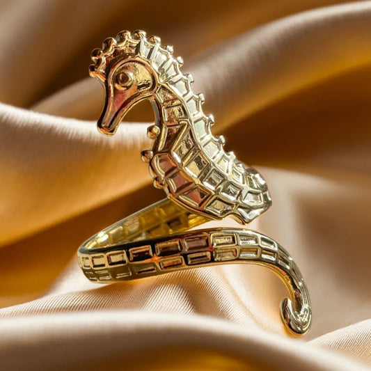 women gold ring – Bague Hippocampe Élégante front view

gold plated seahorse ring – chunky design close-up

gold ring for woman – 18k plated ocean jewelry on model hand