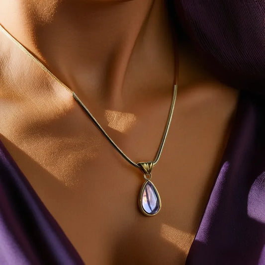 Gold drop necklace with diamond simulant
Elegant 18k gold plated necklace
Radiant drop pendant necklace for women
Collier goutte d’eau plaqué or