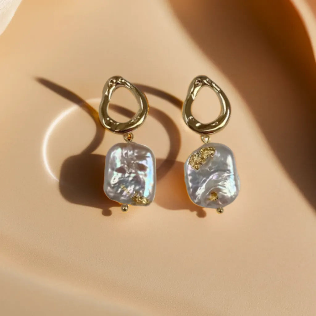 Women Gold Dangle Earrings | Boucles Élégantes Dorées

Minimalist gold dangle earrings for women in 18k plating. Lightweight, elegant, and perfect for weddings, soirées, or everyday Parisian chic.

Women gold dangle earrings – minimalist square design
Gold earrings for woman – side profile close-up
Boucles Perles d’Élégance – styled for wedding look
Lightweight 18k gold earrings – elegant geometric shape