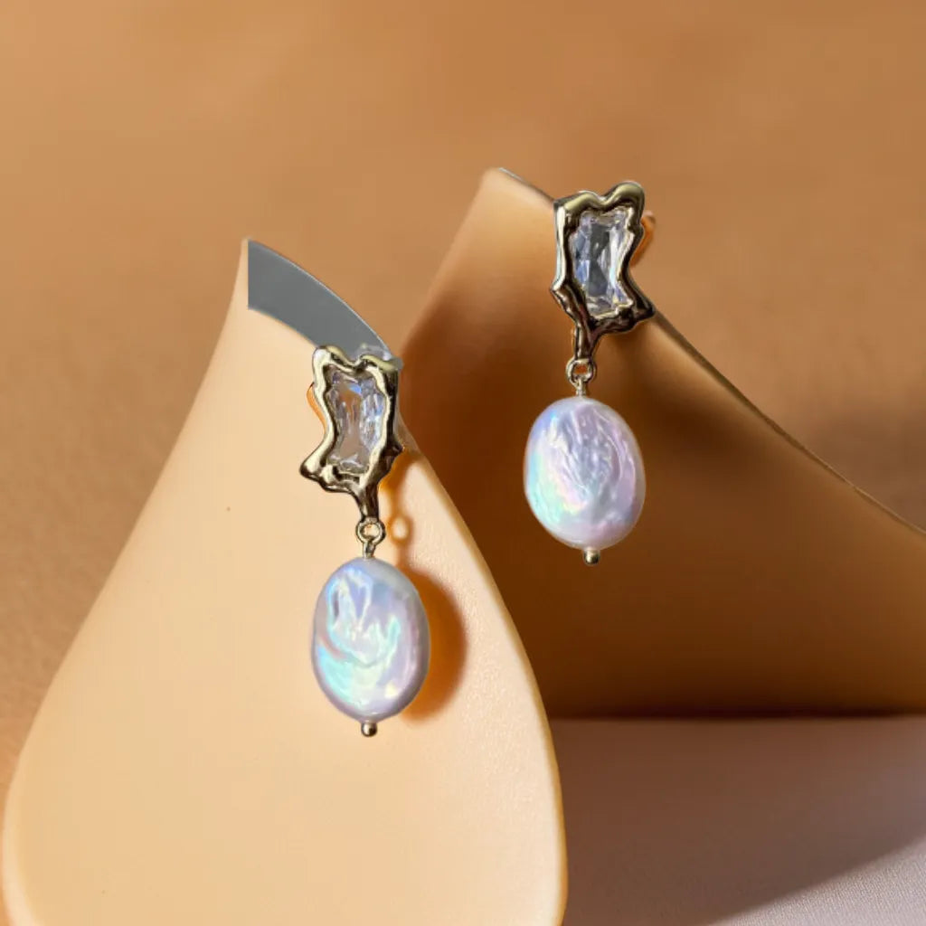 Women pearl earrings – baroque drop design close-up
Gold earrings with freshwater pearls – organic silhouette
Boucles Perles Baroques – styled on model
Elegant earrings for woman – wedding or everyday look