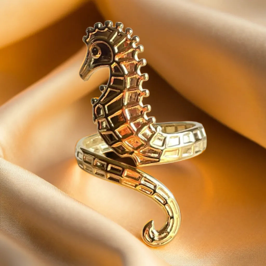 women gold ring – Bague Hippocampe Élégante front view

gold plated seahorse ring – chunky design close-up

gold ring for woman – 18k plated ocean jewelry on model hand