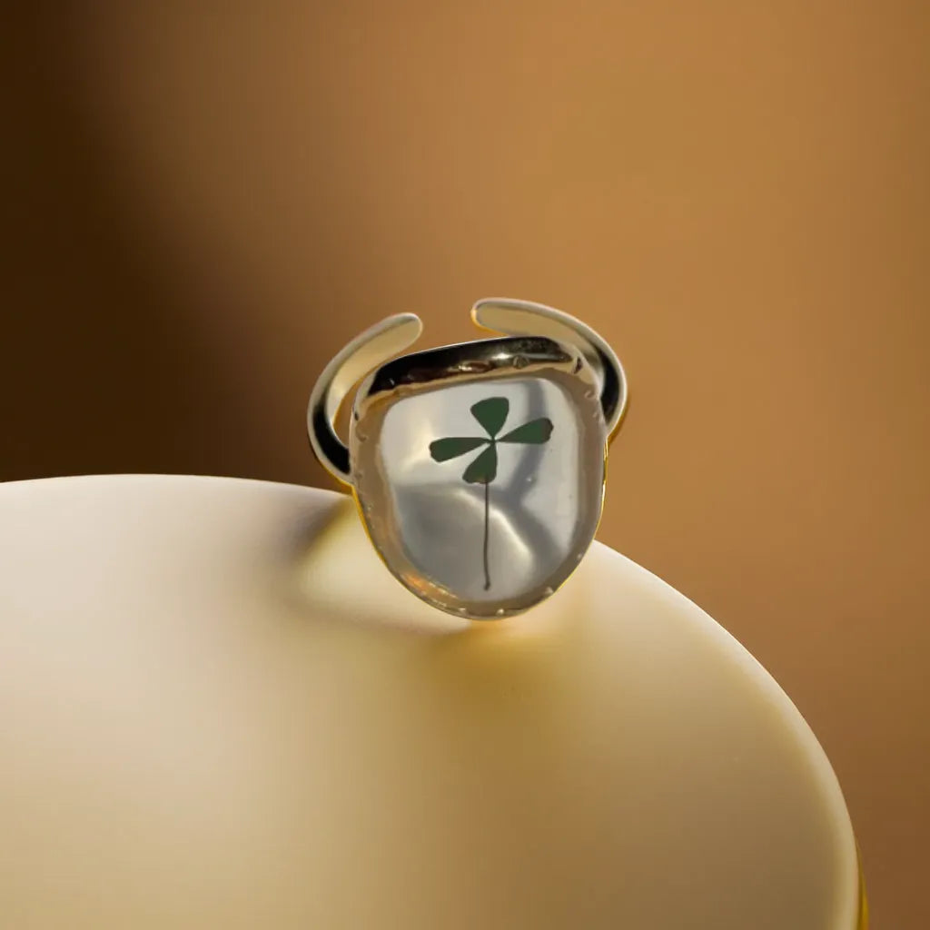 Women gold ring with four leaf clover – close detail
Adjustable 18k gold plated ring – lucky charm jewelry
Bague Quatre Feuilles Élégante – styled on hand
Gold ring for woman – delicate clover design