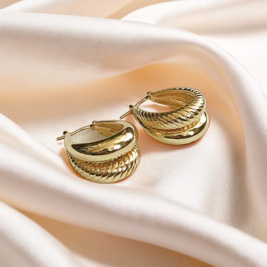 "Gold-plated double-sided hoop earrings smooth and textured design"

"Boucles d’Or Élégance Double Face – reversible gold hoops close-up"

"Classic everyday gold hoops with hinge closure, 1.5 inch size"