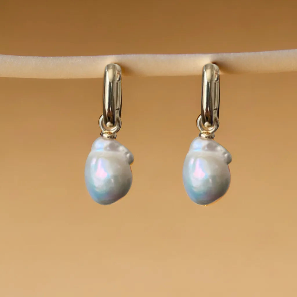 Women Pearl Earrings with Baroque Charms | Boucles Lumière d’Océan
Elegant women pearl earrings with detachable baroque charms. Versatile 3-in-1 design for everyday wear, chic soirées, or necklace pairing.

Women pearl earrings – baroque charm detachable design
Gold earrings with removable pearl pendants – front view
Detachable baroque pearl charms – flat lay detail
Boucles Lumière d’Océa – earrings styled as necklace charms