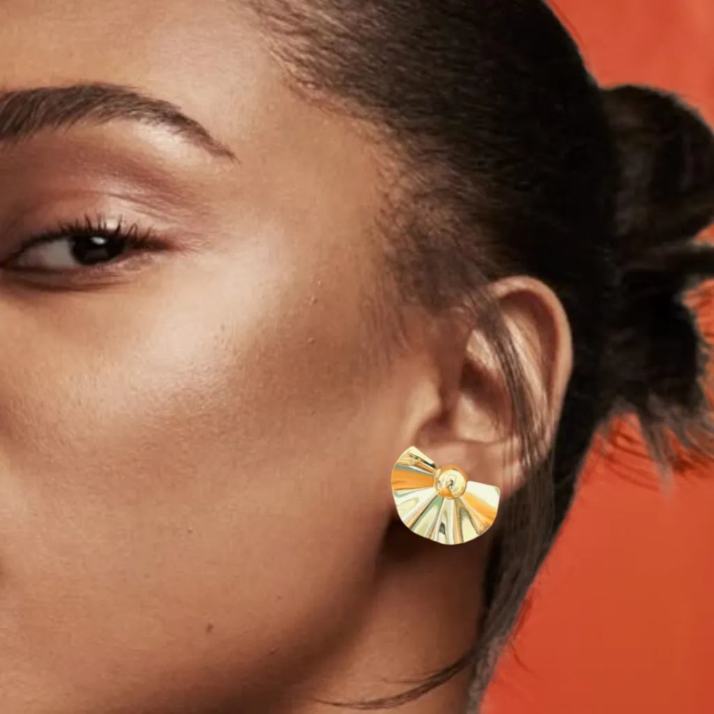 Éventail d’Or – Gold Earrings for Women | Fan Shape, Hammered Finish

Add Parisian elegance with Éventail d’Or—fan-shaped gold earrings for women. Hammered, lightweight, and radiant. Shop now for timeless sophistication.

Fan-shaped gold earrings for women (20x31.2mm) with hammered finish on neutral backdrop
Close-up of Éventail d’Or earrings showing radiant texture and sculpted design
Model wearing fan-shaped gold earrings with minimalist black dress
