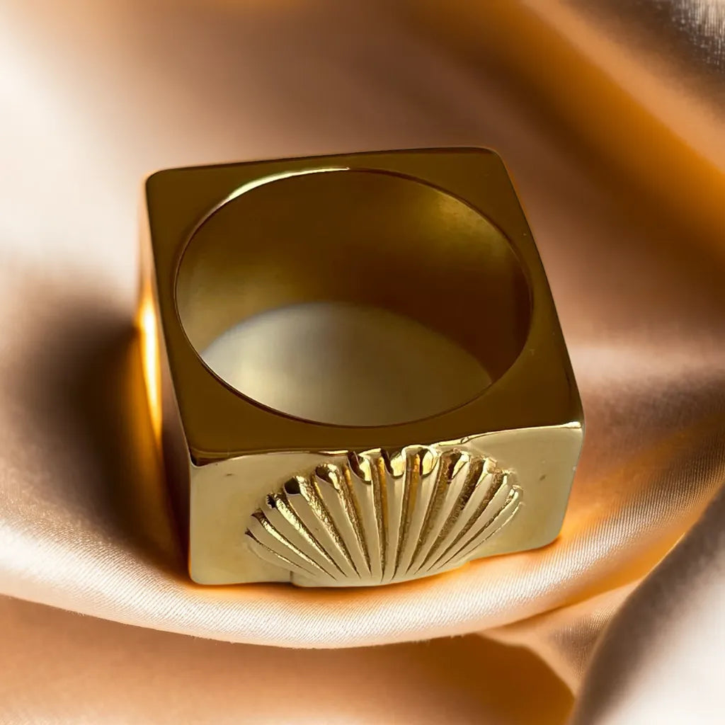 “Mermaid’s Window Ring – 18k gold plated women’s ring size 7 & 8”
“Gold plated ring for women – close-up of Mermaid’s Window design”
“Women’s gold ring – ocean inspired design on hand”
“18k gold plated ring – elegant light reflection detail”