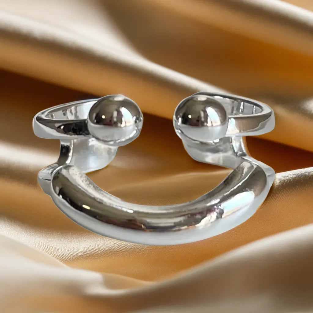 woman sterling silver ring – Bague Sourire Argentée front view

sterling silver ring – smiley face detail close-up

sterling silver ring for woman – worn on hand, adjustable band