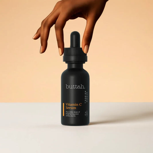 Vitamin C serum dropper with amber bottle

Close-up of glowing melanin-rich skin after use

Serum texture swatch on dark skin

Application on clean skin before makeup