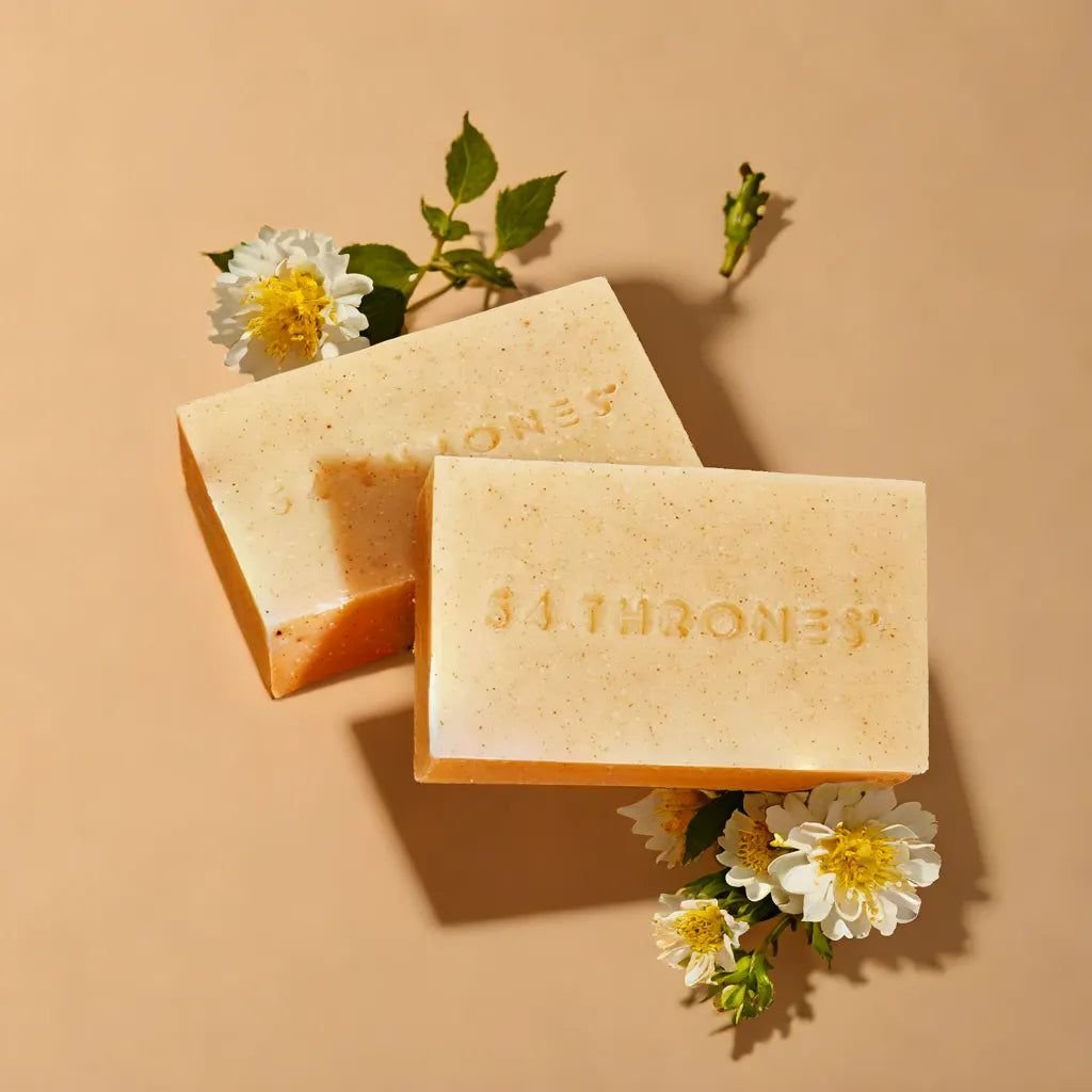 Natural Exfoliation – AHAs from hibiscus encourage cell renewal
Brightens & Smooths – evens skin tone and improves texture
Fights Free Radicals – antioxidant-rich formula supports healthy skin
Cultural Elegance – honors the Duafe symbol for inner and outer beauty