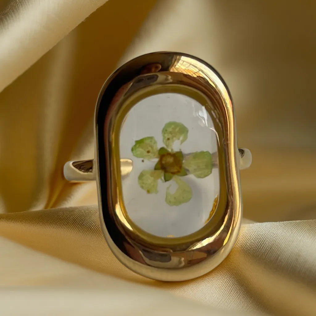 Bague Fleur Verte Pressée – Élégance Dorée 18K