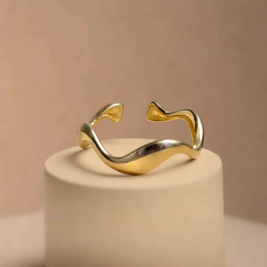 Gold Wave Ring for Women – Anneau Vague Dorée | Radiance Noire

Elegant gold wave ring for women in 18K gold plated stainless steel. Adjustable fit, modern silhouette—perfect for stacking or wearing solo with chic sophistication.

Wave-shaped gold ring for women – close-up
Elegant fluid gold ring with adjustable fit
18K gold plated minimalist wave ring
Anneau doré vague – design moderne et raffiné