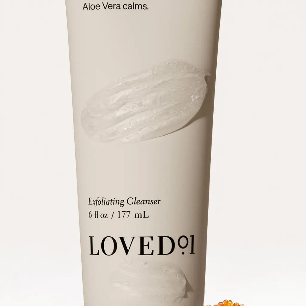 Exfoliating cleanser with bamboo and mandelic acid in open bottle

Creamy textured exfoliator on palm – brightening body polish

Product flat lay with bamboo, rosehip oil, and sea buckthorn

Close-up of lathering exfoliating cleanser on wet skin