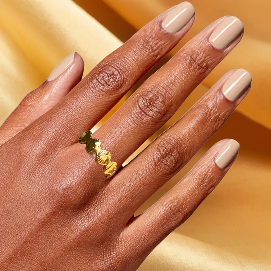 women gold ring – Bague Coquillages Dorés front view

gold plated ring for women – tiny seashell design close-up

gold ring for woman – 18k plated seashell ring on model hand