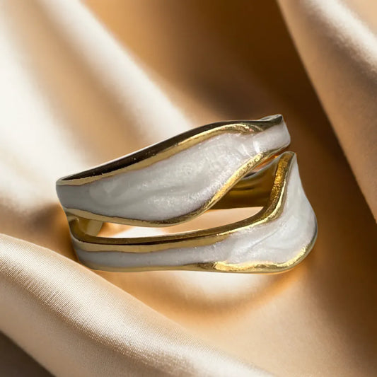 “Bague Double Émail Irrégulière – 18k gold plated adjustable women’s ring front view”

“Gold plated ring for women – irregular double glaze design side angle”

“Adjustable 18k gold women’s ring with artistic irregular shape flat lay”

“Bague Double Émail Irrégulière – modern gold plated adjustable ring on hand”