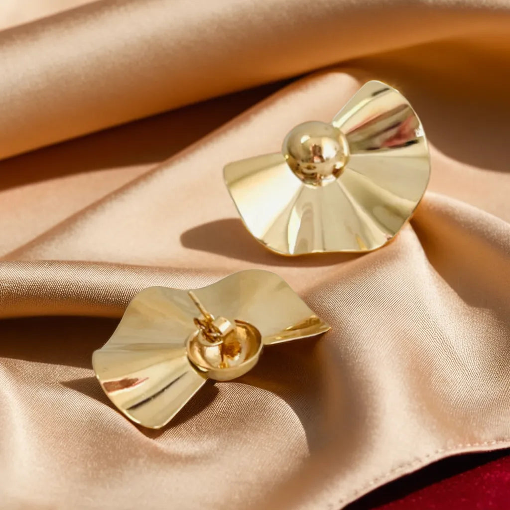 Éventail d’Or – Gold Earrings for Women | Fan Shape, Hammered Finish

Add Parisian elegance with Éventail d’Or—fan-shaped gold earrings for women. Hammered, lightweight, and radiant. Shop now for timeless sophistication.

Fan-shaped gold earrings for women (20x31.2mm) with hammered finish on neutral backdrop
Close-up of Éventail d’Or earrings showing radiant texture and sculpted design
Model wearing fan-shaped gold earrings with minimalist black dress
