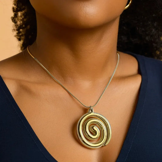 Collier Charme Spirale – Spiral Pendant Necklace | Radiance Noire

Discover the elegance of the Collier Charme Spirale, an 18k gold-plated necklace featuring a minimalist spiral charm. A timeless accessory symbolizing grace and growth.

Gold spiral pendant necklace

Collier spirale plaqué or pour femme
Minimalist spiral charm necklace
Elegant gold necklace with adjustable chain
