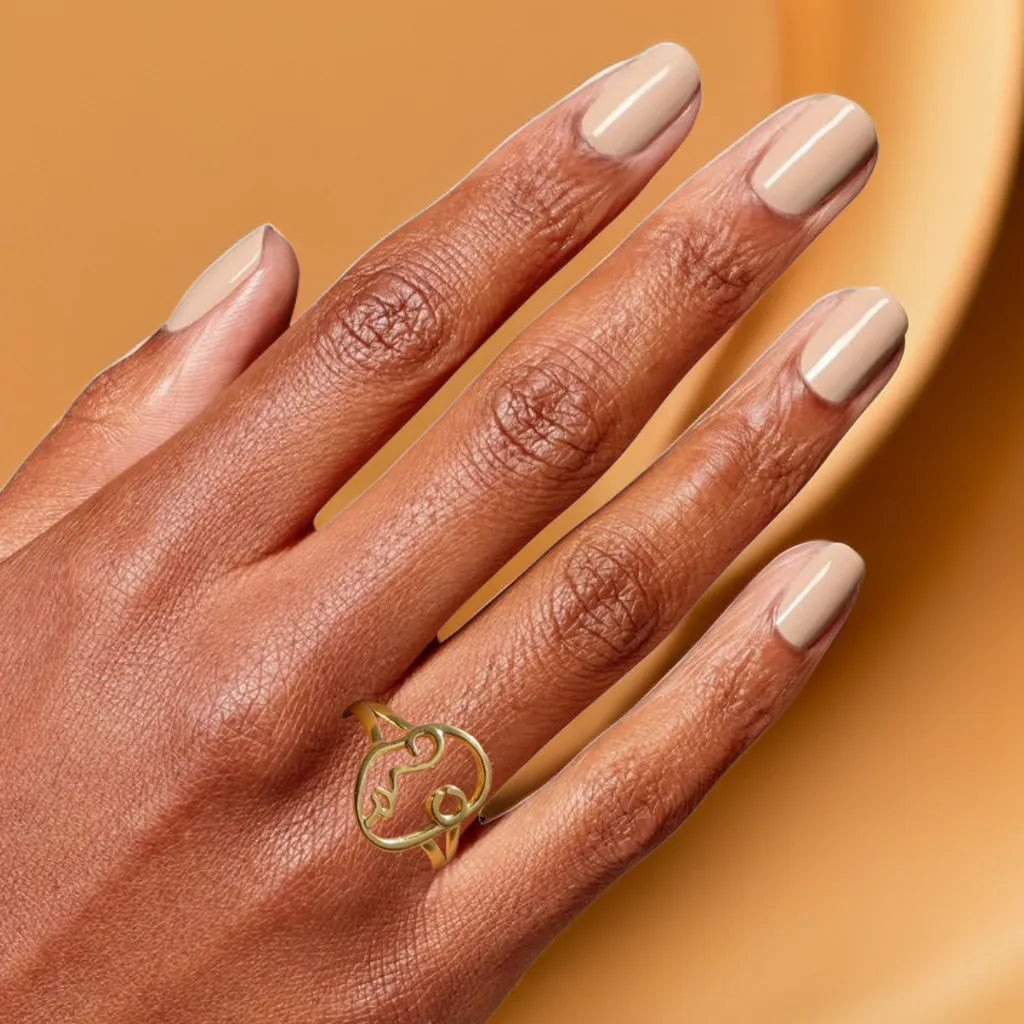 Silhouette d’Art Ring – 18K Gold Adjustable Face Ring

A face-inspired ring in 18K gold plating. Elegant, artistic, and adjustable—crafted for those who adore French-inspired minimalism and timeless design.

18K gold minimalist face ring for women
Adjustable gold ring with abstract artistic design
Parisian-inspired silhouette ring in gold plating
