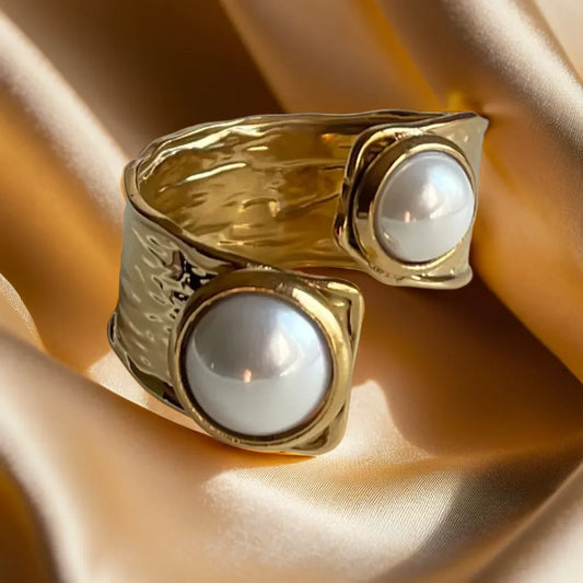 “Bague Double Perle Éclatante – 18k gold plated women’s ring front view”

“Adjustable gold plated chunky pearl ring – side angle”

“Double pearl women’s gold ring – flat lay on fabric”

“Bague Double Perle Éclatante – elegant adjustable gold plated ring on hand”