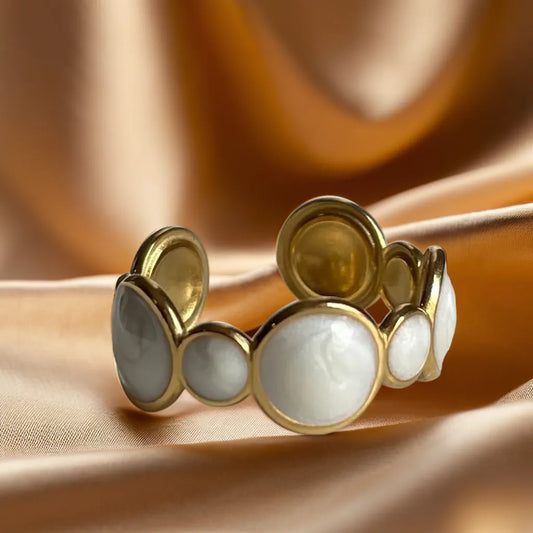 “Bague Cercles Émaillés – women’s gold plated ring, front view”

“Adjustable 18k gold plated ring with glazed circles – side profile”

“Gold plated ring for women with circular design – flat lay”

“Modern glazed circles ring in 18k gold plating – worn on hand”