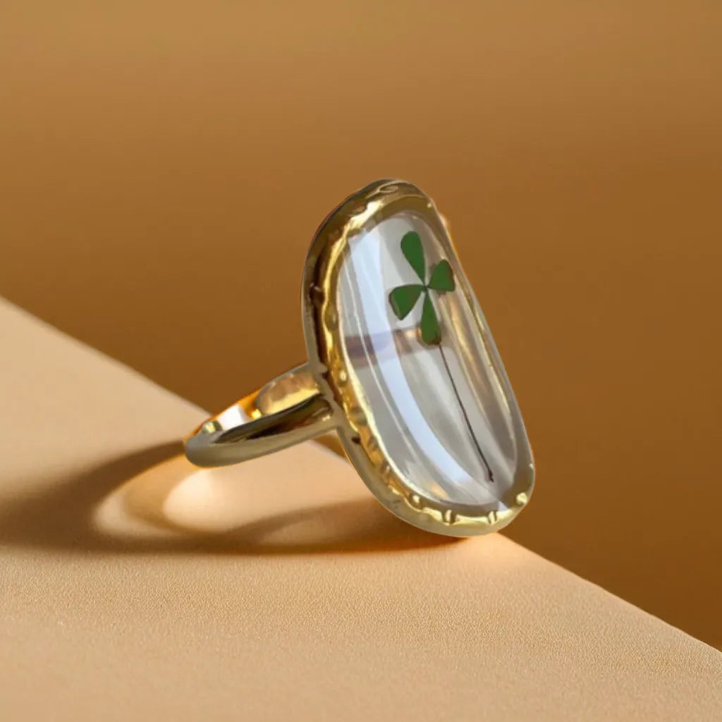 Women gold ring with four leaf clover – close detail
Adjustable 18k gold plated ring – lucky charm jewelry
Bague Quatre Feuilles Élégante – styled on hand
Gold ring for woman – delicate clover design