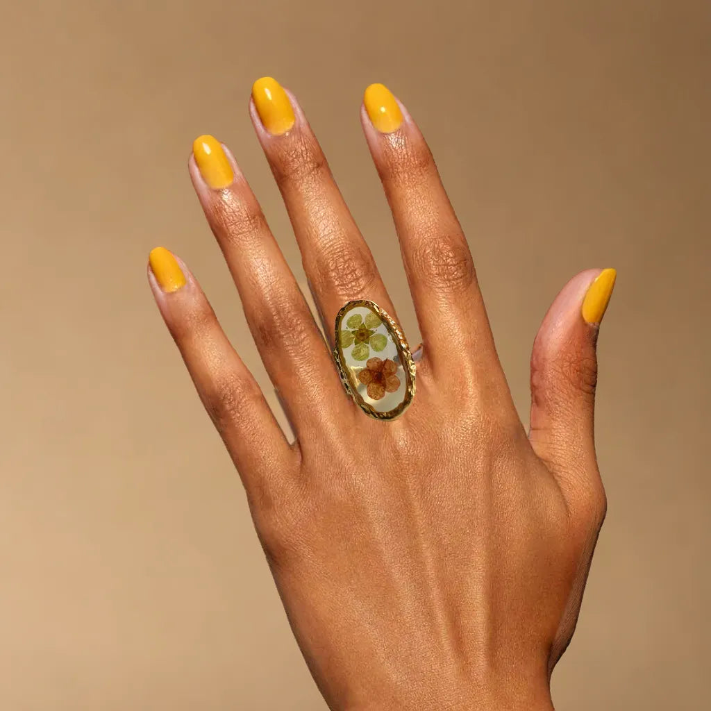 Woman Gold Ring with Pressed Flowers – Botanical Elegance

Close-up of gold ring with pink and green pressed flowers – woman gold ring
Side angle of floral gold plated ring – botanical jewelry for women
Adjustable gold ring with real flowers – gold plated ring romantic style
Ring styled on model hand – gold ring for woman with French elegance